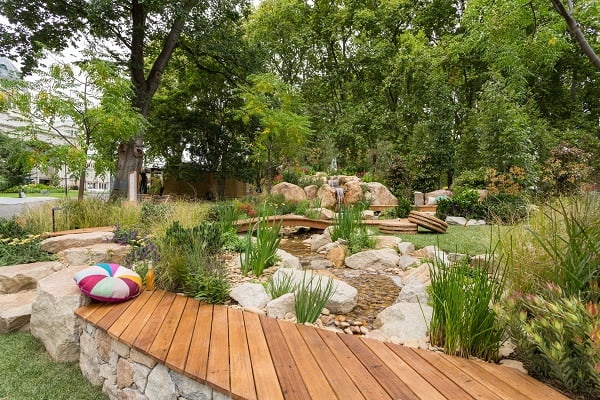 Gyvas sodas, sukurtas pagal kamieninę kraštovaizdžio architektūrą ir dizainą